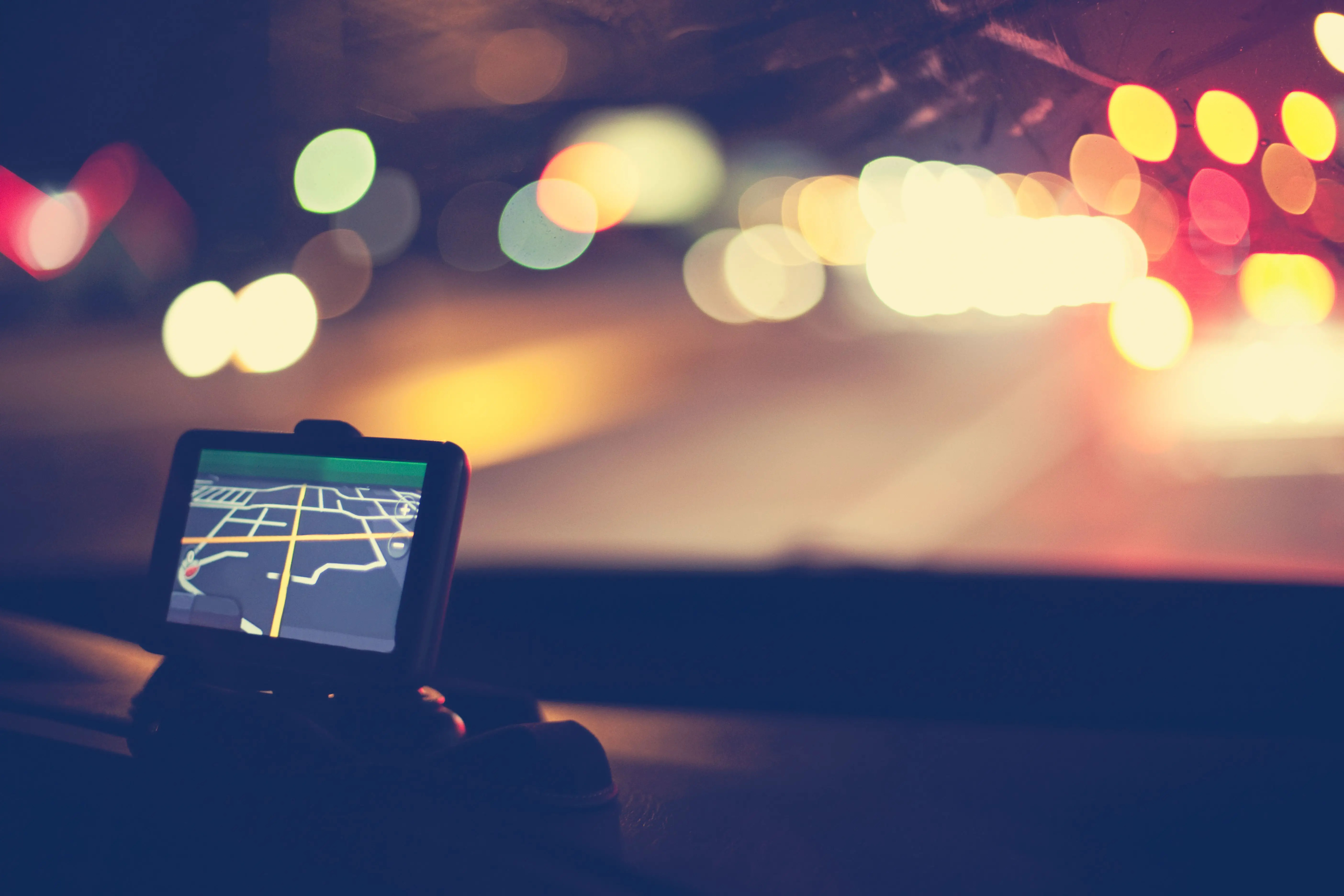 Sistema de navegação GPS no painel do carro