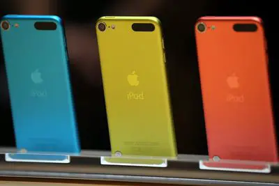 Dispositivos iPod touch azul, dourado e vermelho