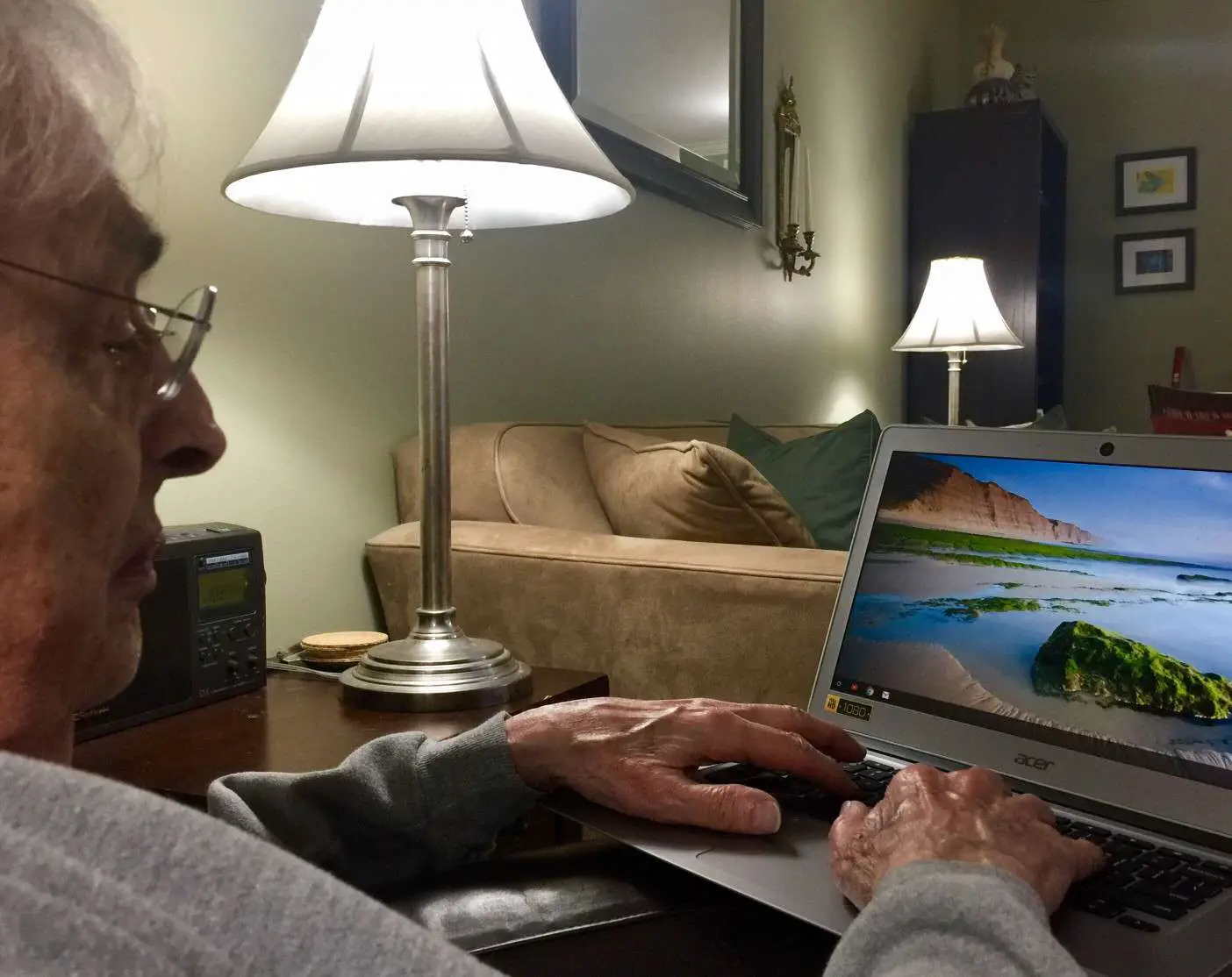 Um homem mais velho usando um Chromebook.
