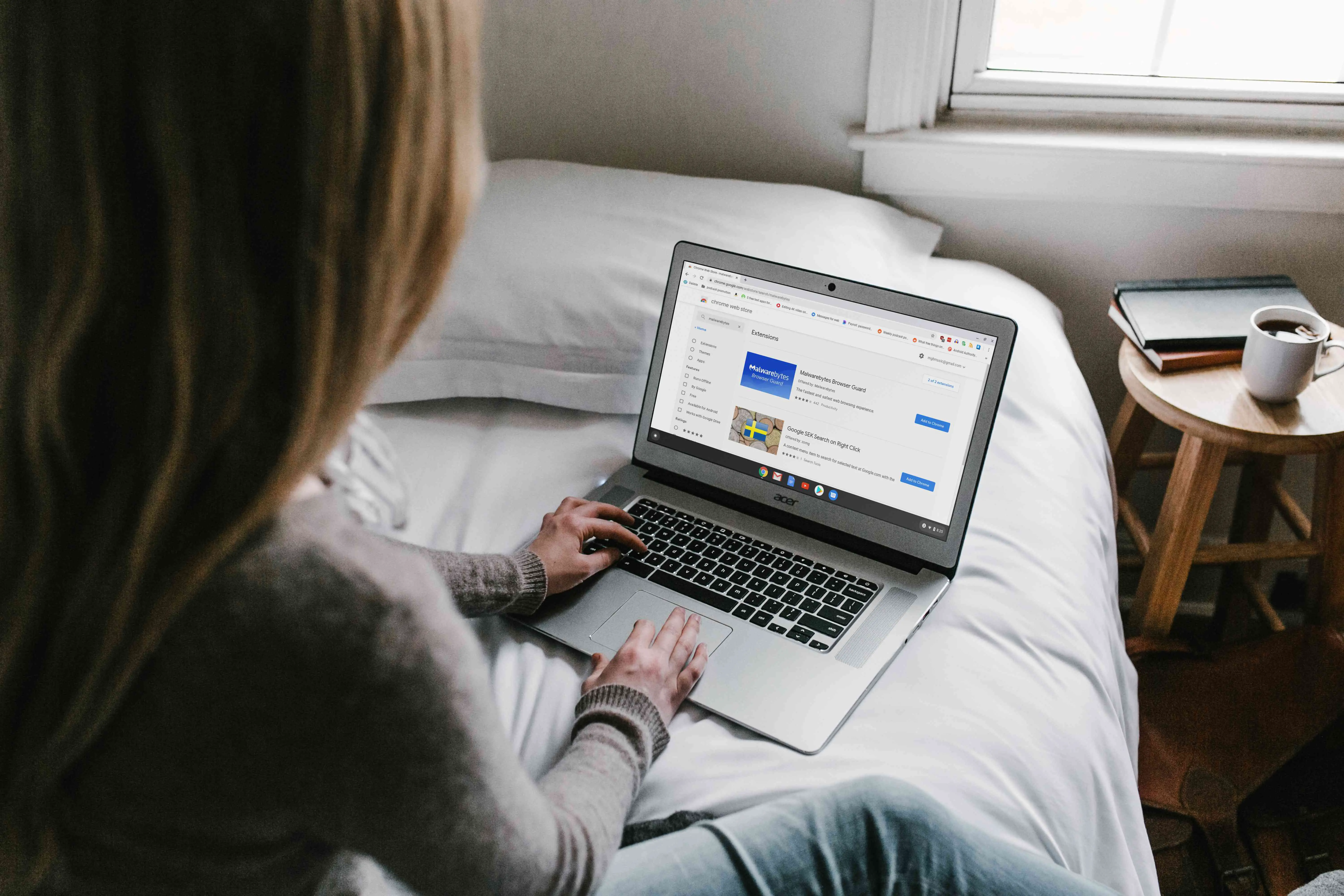 Mulher usando um laptop na cama
