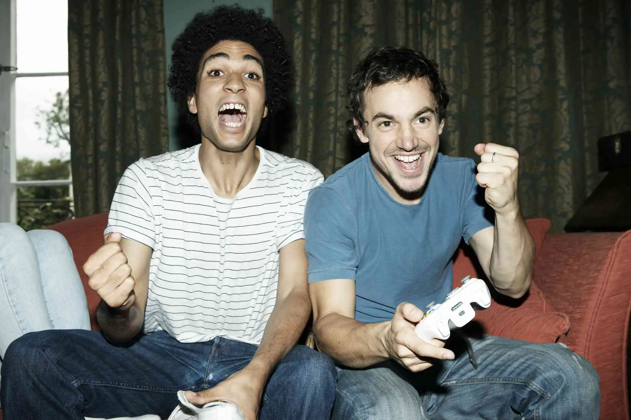 Amigos jogando videogame