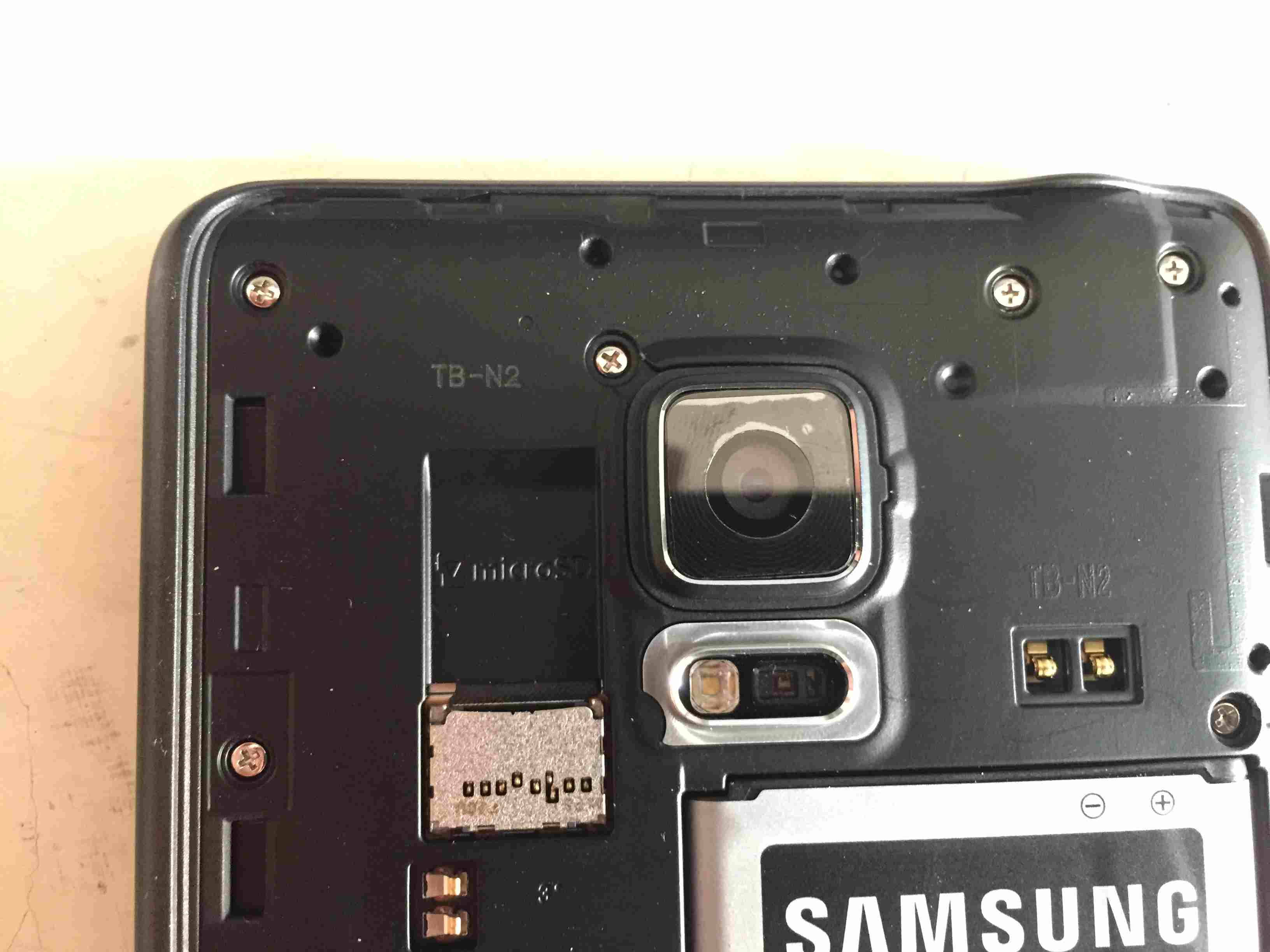 O slot para cartão de memória do Note Edge também fica atrás da tampa traseira, logo à esquerda da câmera.