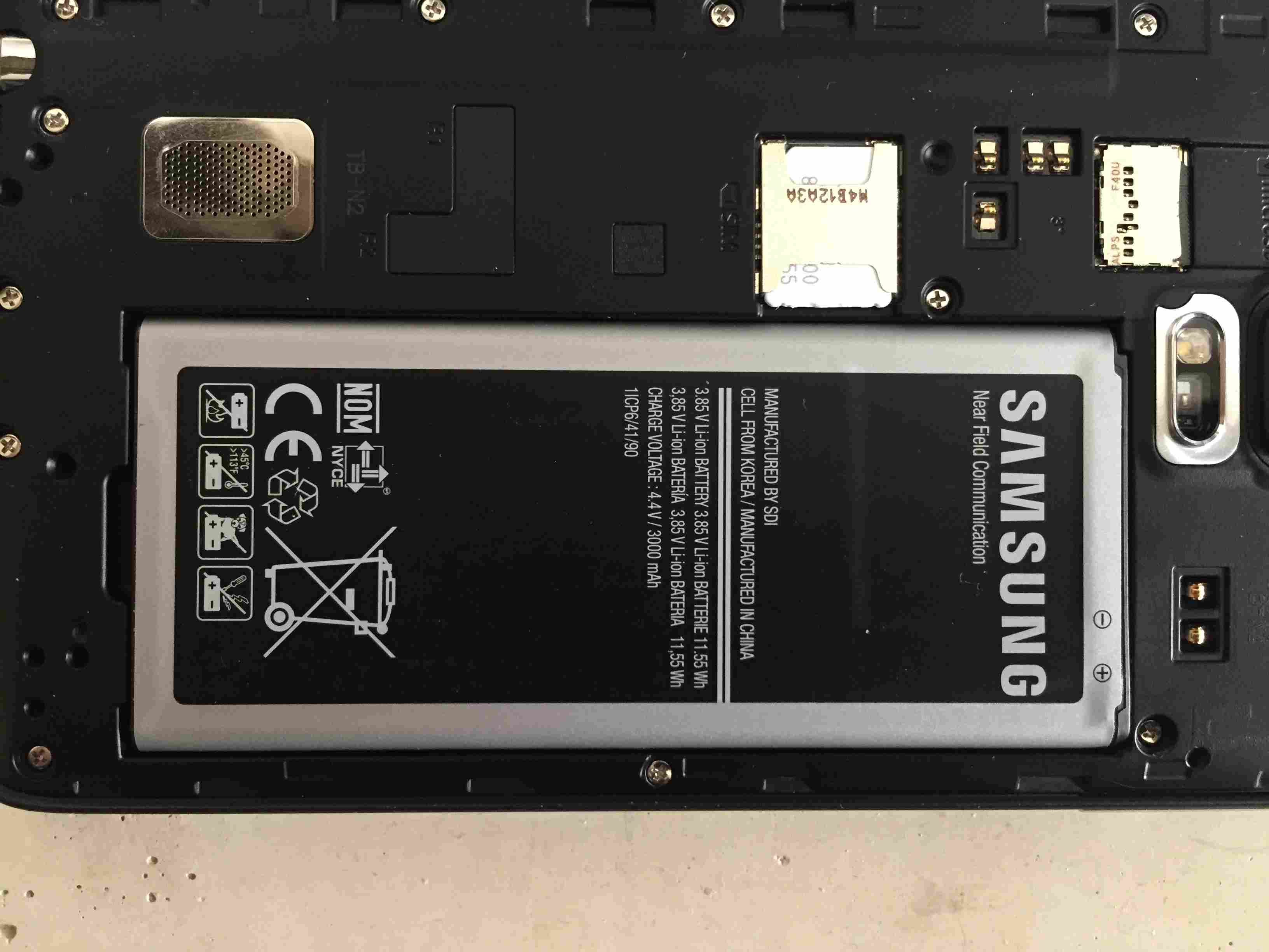 Procure um recesso na parte inferior do slot da bateria no Samsung Note Edge e use a unha para retirá-lo.