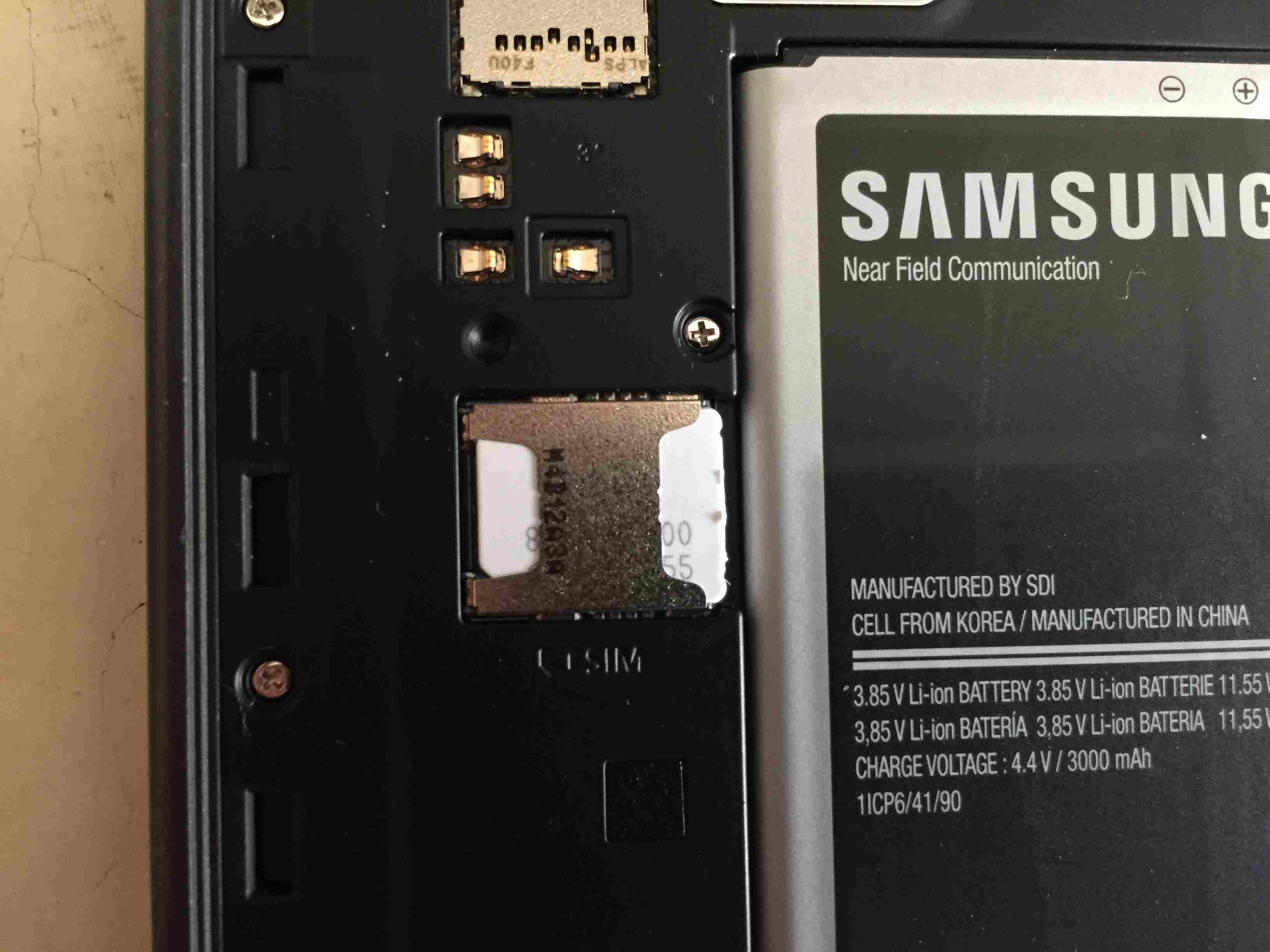 Para remover o cartão SIM do Galaxy Note Edge, pressione suavemente sua unha contra a borda esquerda e empurre-o para a direita.