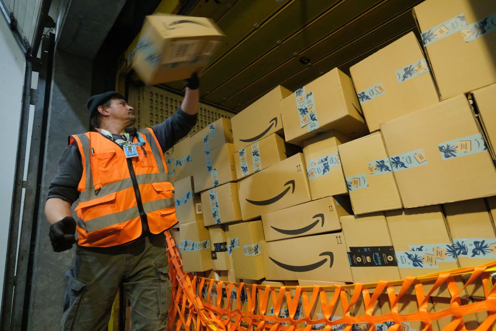 Um trabalhador carrega um caminhão com pacotes em um centro de embalagem da Amazon