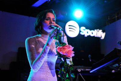 Nina Nesbitt se apresenta no palco no Spotify's "Mais alto juntos" evento