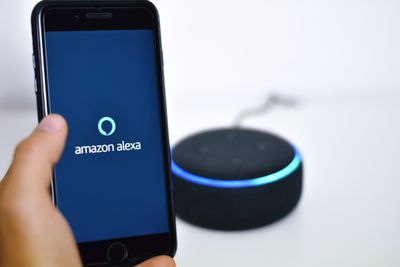 Alguém usando o Amazon Alexa com um alto-falante inteligente