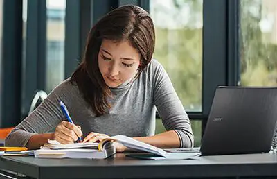 Mulher estudando usando laptop Acer