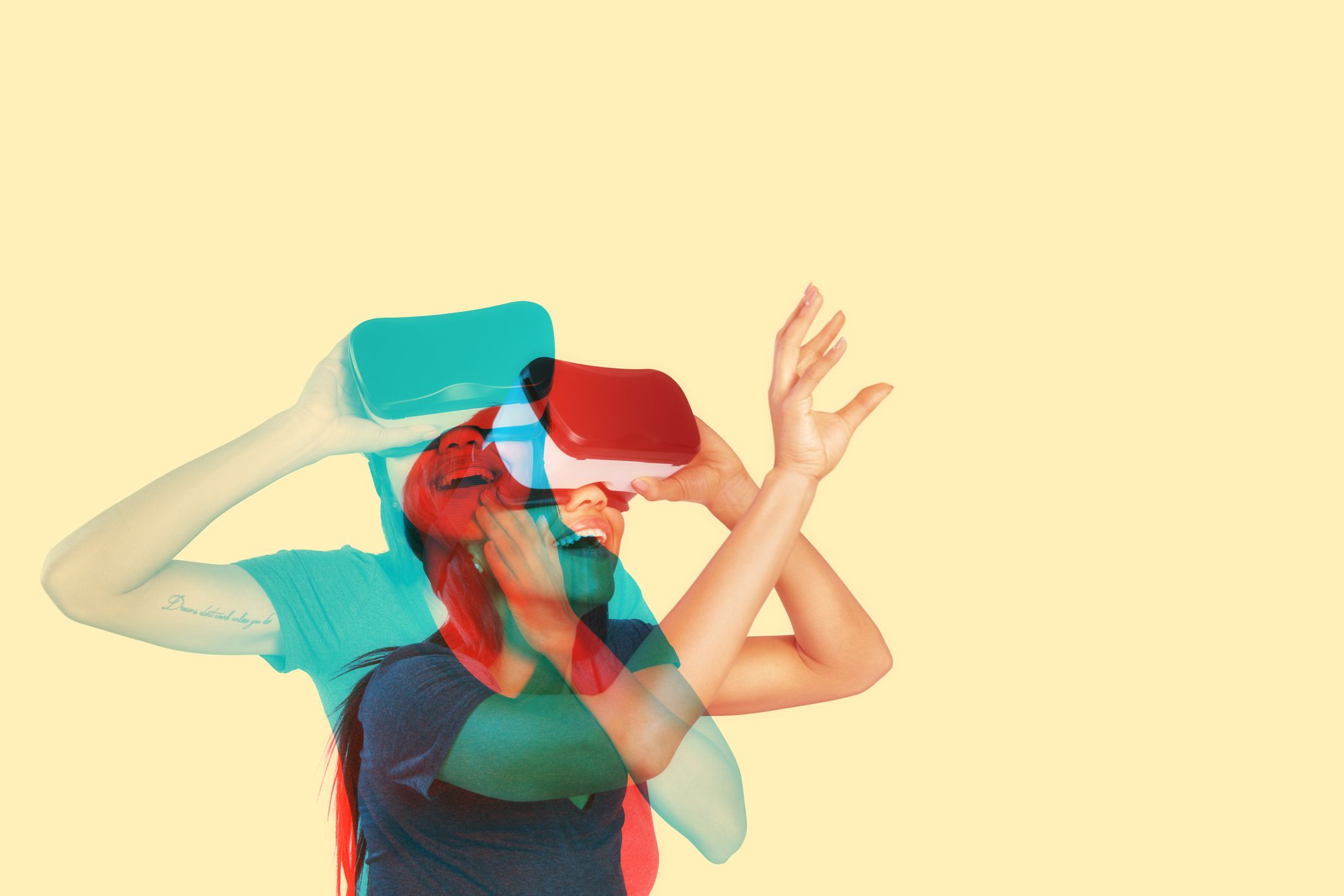 Uma fotografia artística de uma pessoa usando um fone de ouvido VR. 