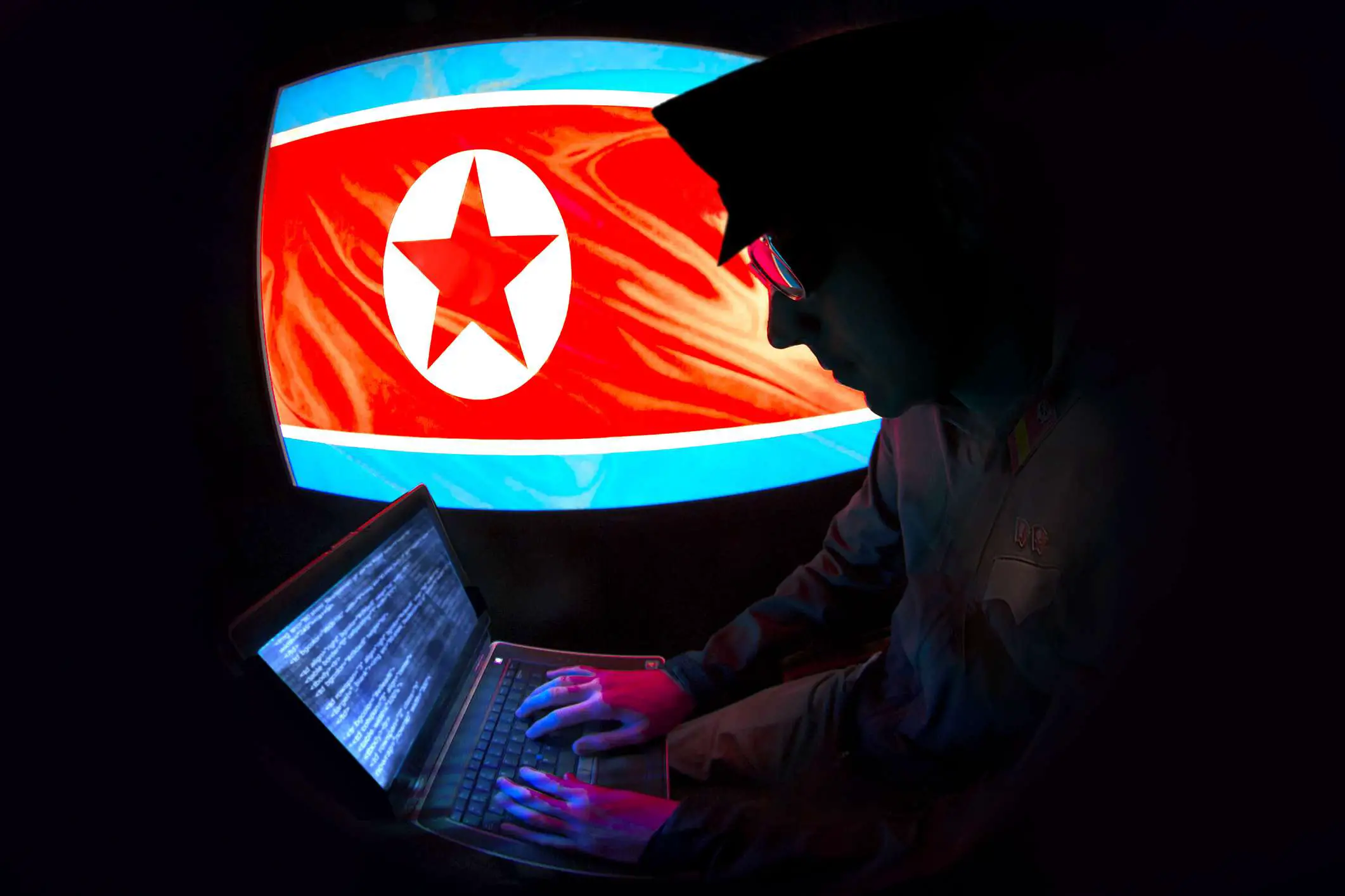 Silhueta de hacker da Coreia do Norte com bandeira da Coreia do Norte