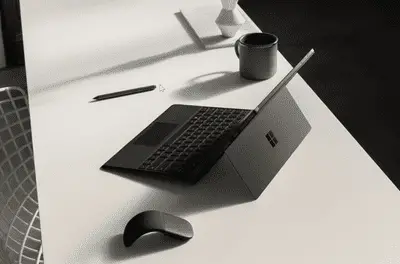 O Microsoft Surface Pro 6 em uma mesa