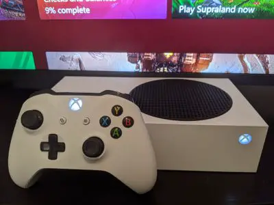 Um controlador do Xbox One com um Xbox Series S.