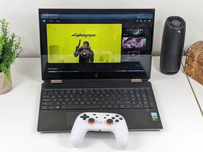 Um laptop jogando Stadia com um controlador Stadia conectado.