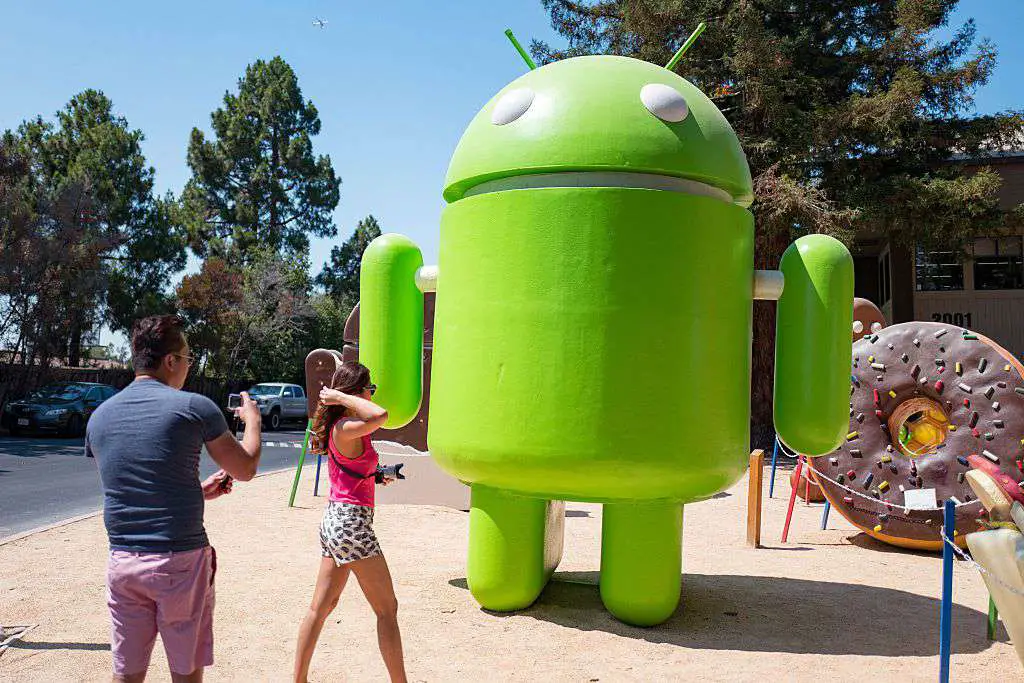 Pessoas tirando fotos na frente do robô Android no Googleplex.