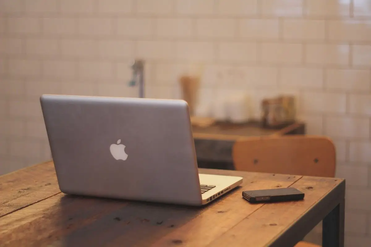Apple MacBook em uma mesa de cozinha