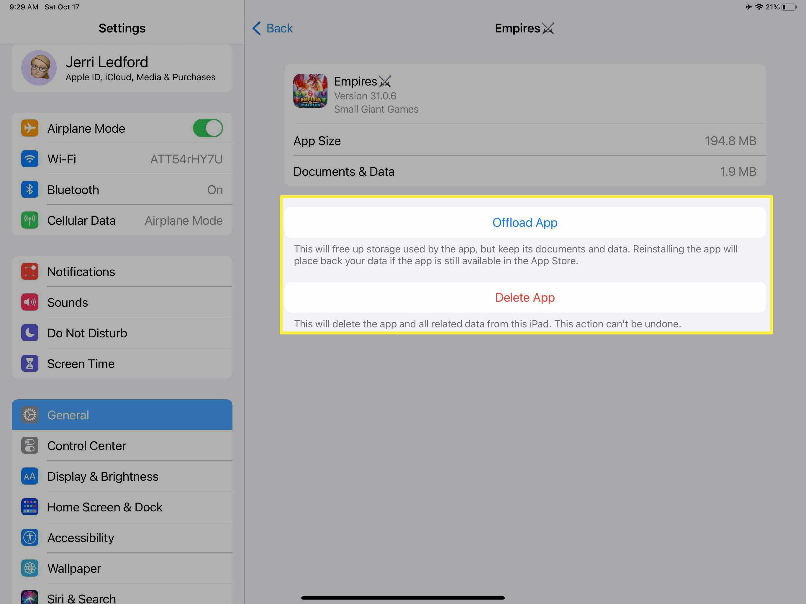 As opções para descarregar e excluir aplicativos nas seções de armazenamento do iPadOS 14.