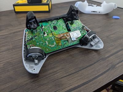 Um controle do Xbox One que foi desmontado.