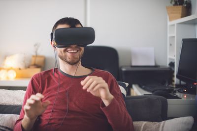 Homem usando fone de ouvido de realidade virtual