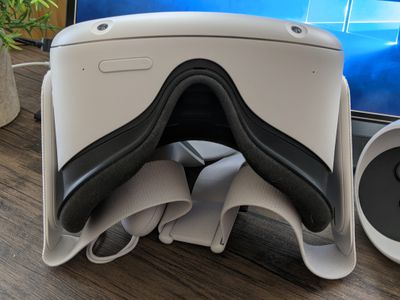 A parte inferior de um Oculus Quest 2 mostrando os microfones.
