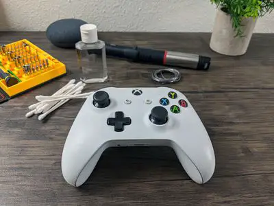 Um controlador do Xbox One com ferramentas para corrigir o desvio do stick analógico.