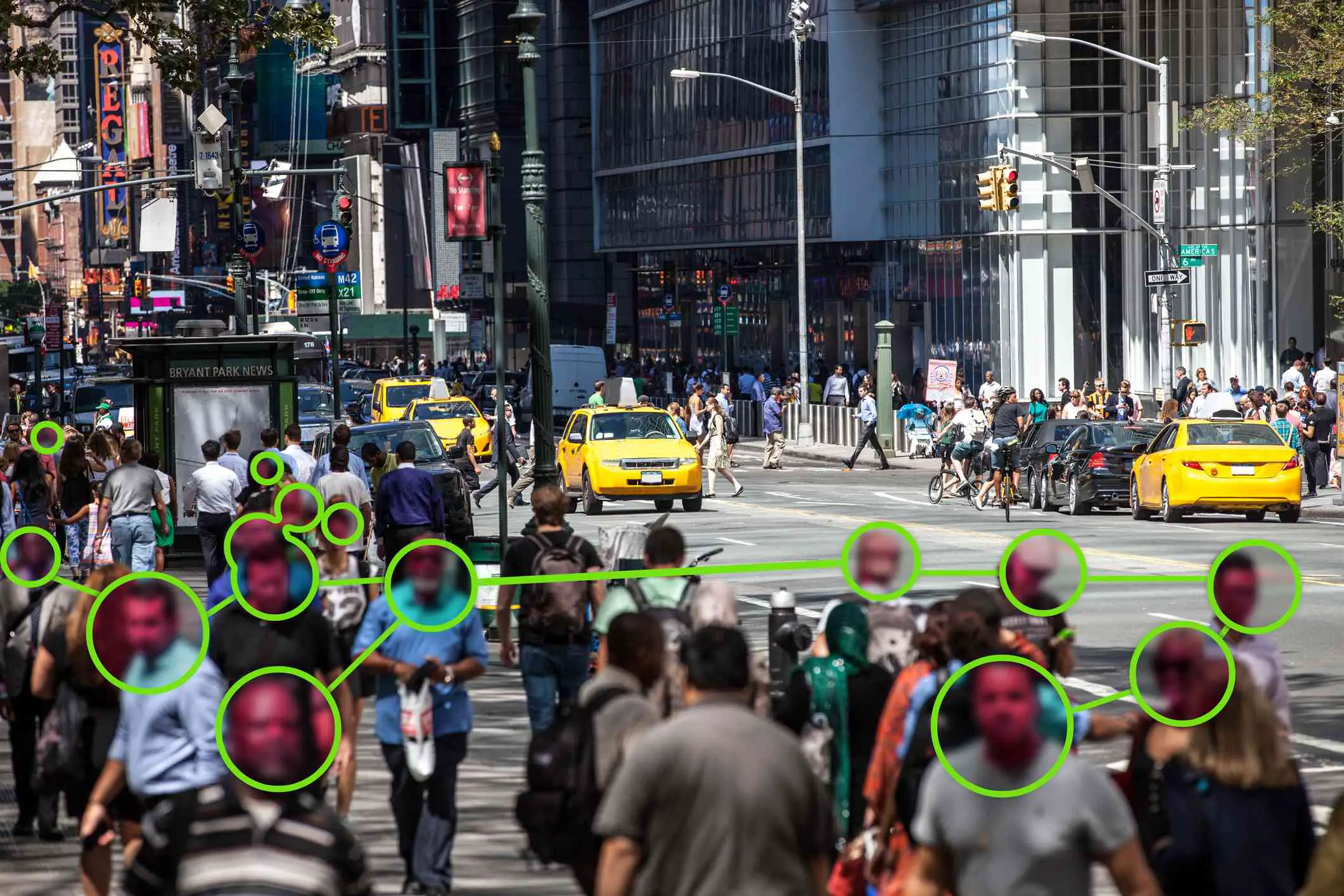 Uma multidão de pessoas andando pela cidade e sendo identificadas pelo reconhecimento facial