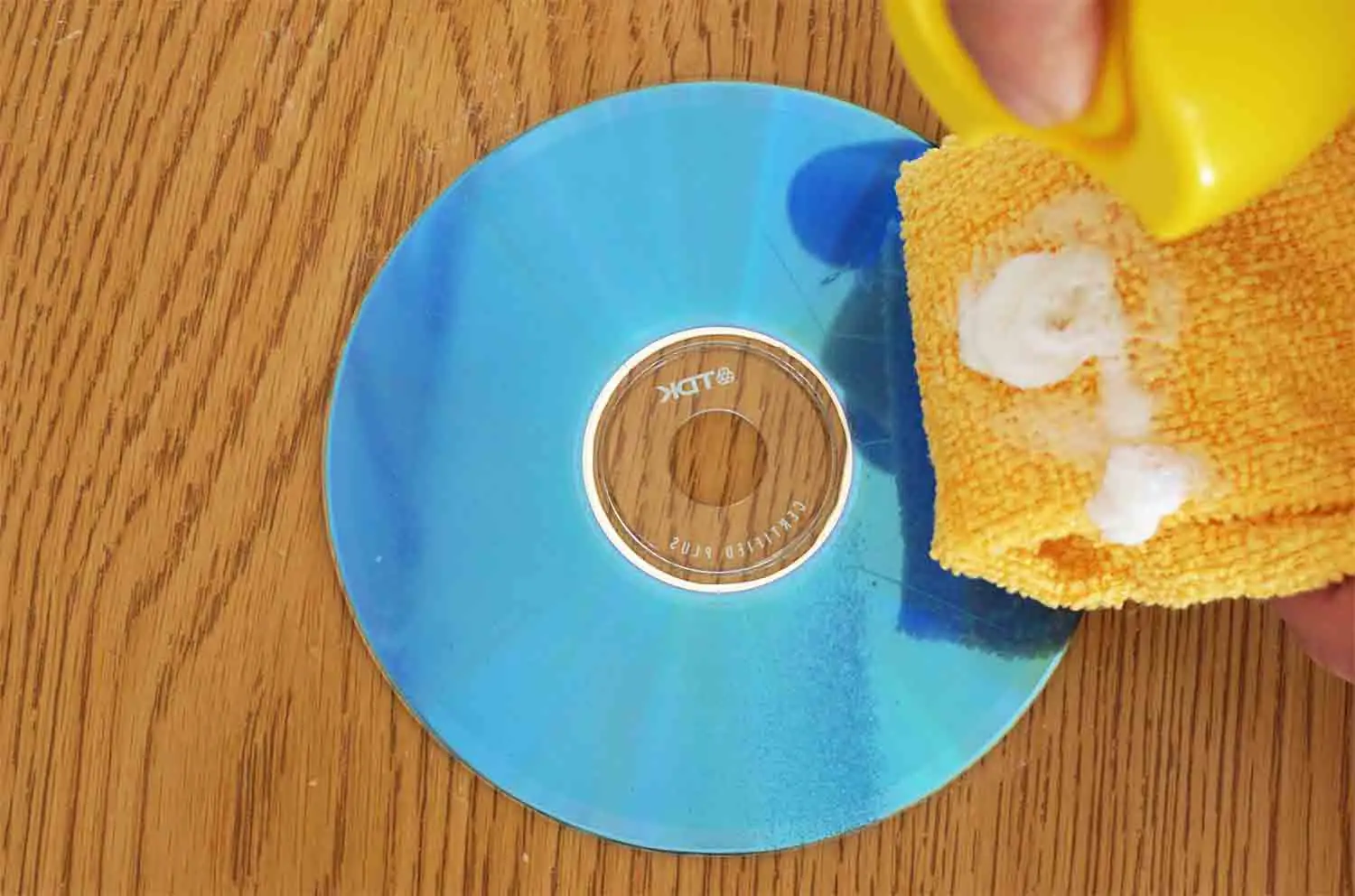 Consertando CD arranhado - Polimento em tecido