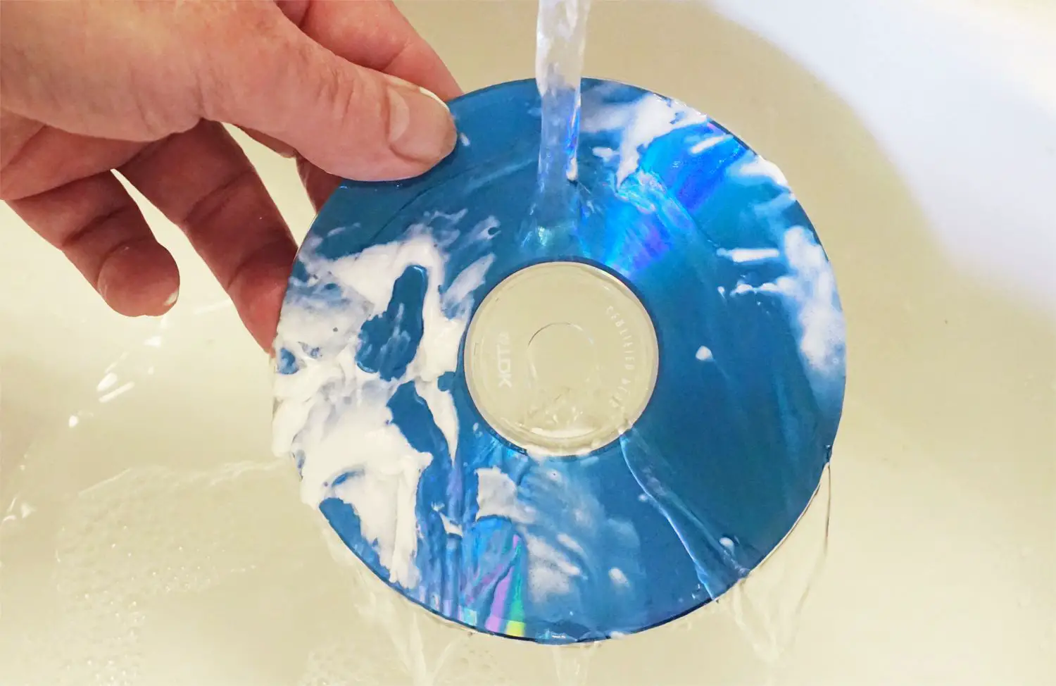 CD riscado pasta de dentes com enxágue