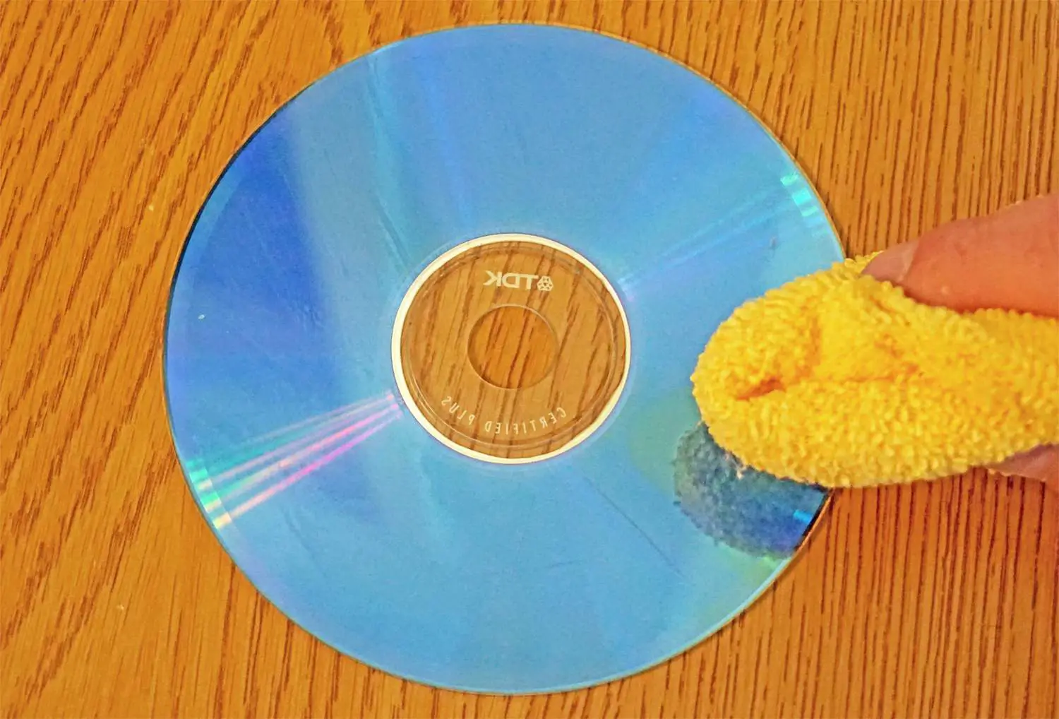 Secagem de CD riscado com pano