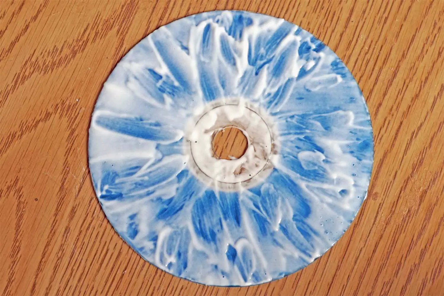 CD arranhado coberto de pasta de dente
