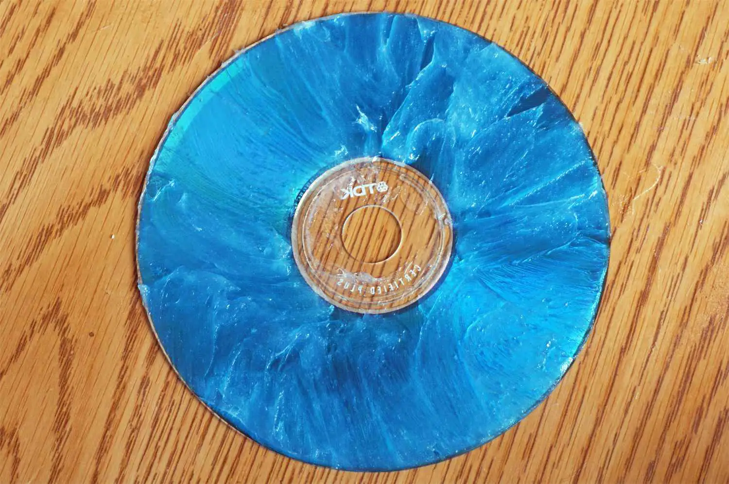 CD arranhado coberto com produto de cera