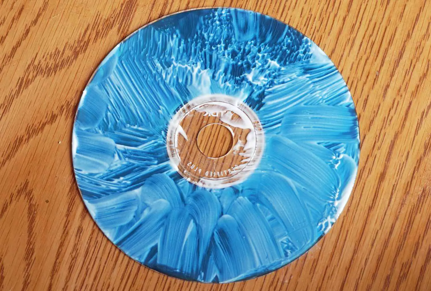 CD arranhado coberto em polonês