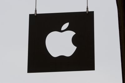 Cartaz pendurado do lado de fora para uma Apple Store