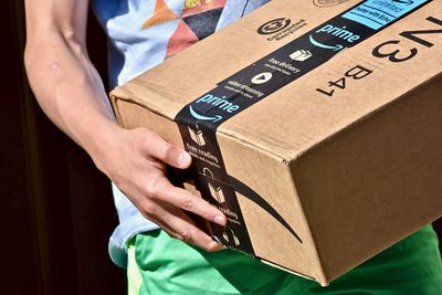 Caixa principal da Amazon sendo mantida por uma pessoa