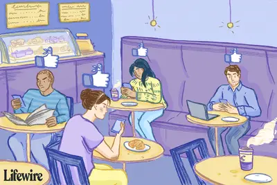 Várias pessoas em um café, parecendo intrigadas com seus dispositivos com um ícone do Facebook flutuando acima
