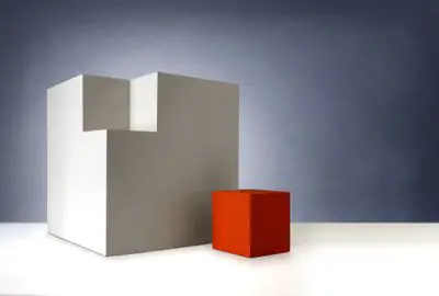 Cubo vermelho que se encaixa em um cubo bege maior