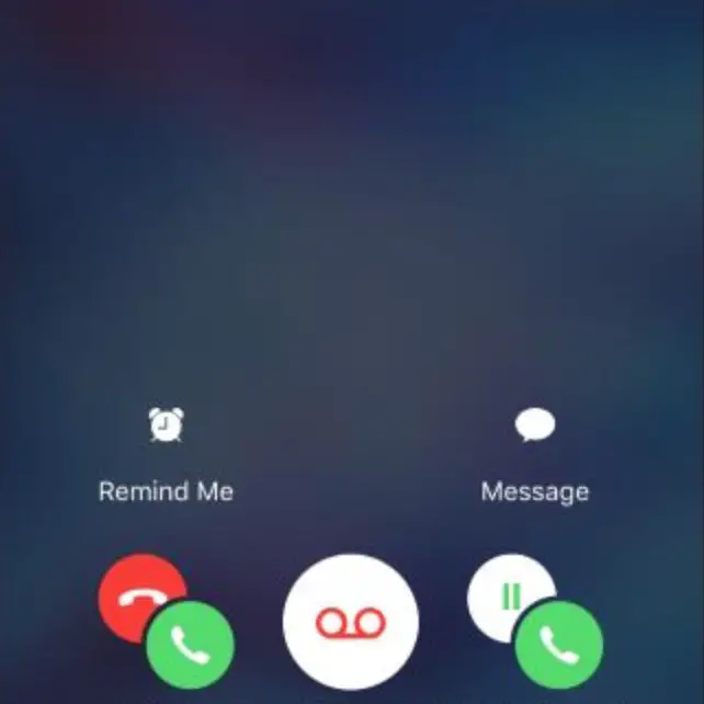 Aplicativo de telefone no iOS 13 mostrando o botão Manter e aceitar
