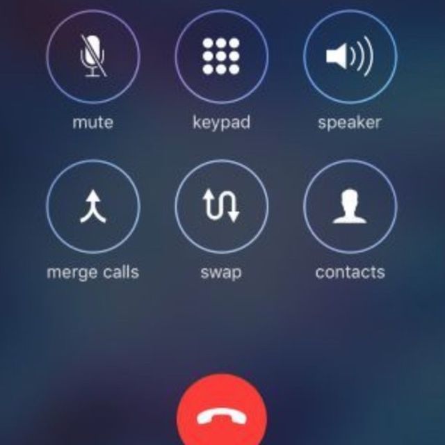 Aplicativo de telefone no iOS 13 mostrando o botão de mesclagem de chamadas