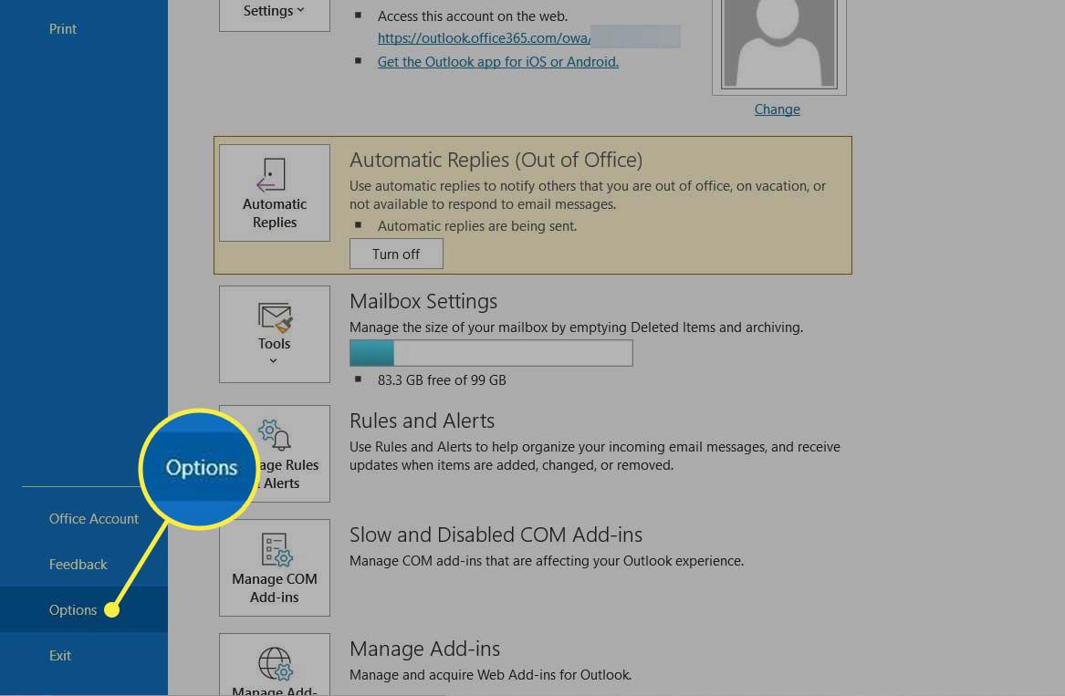A opção Opções destacada no Microsoft Outlook.