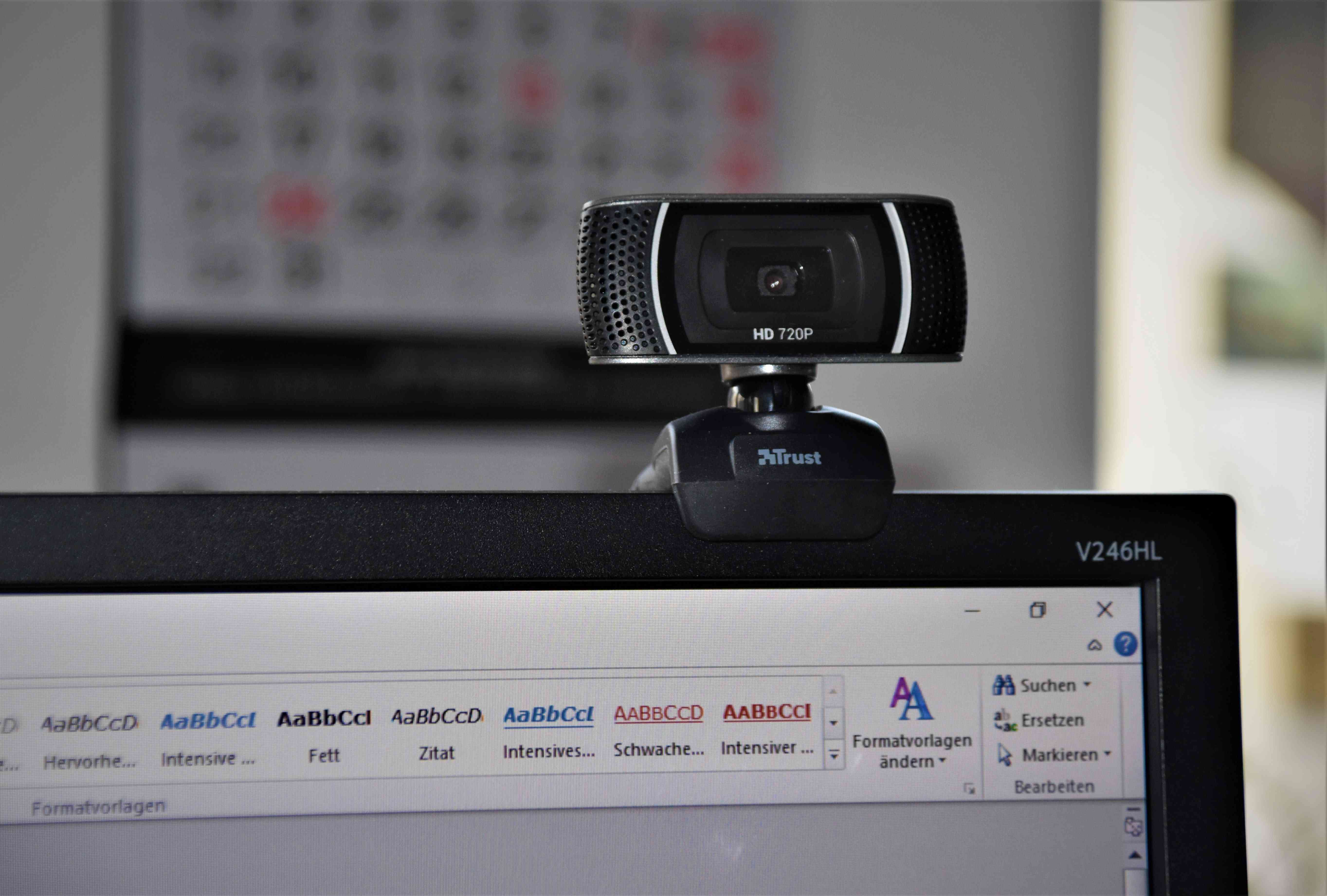 Close de uma webcam externa montada em uma tela de computador.