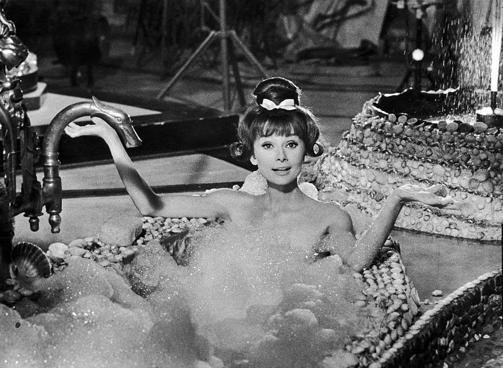 Audrey Hepburn em uma cena de banho do filme "Paris quando chia
