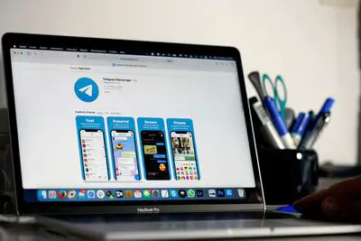 Apple MacBook Pro mostrando o aplicativo de mídia social Telegram.