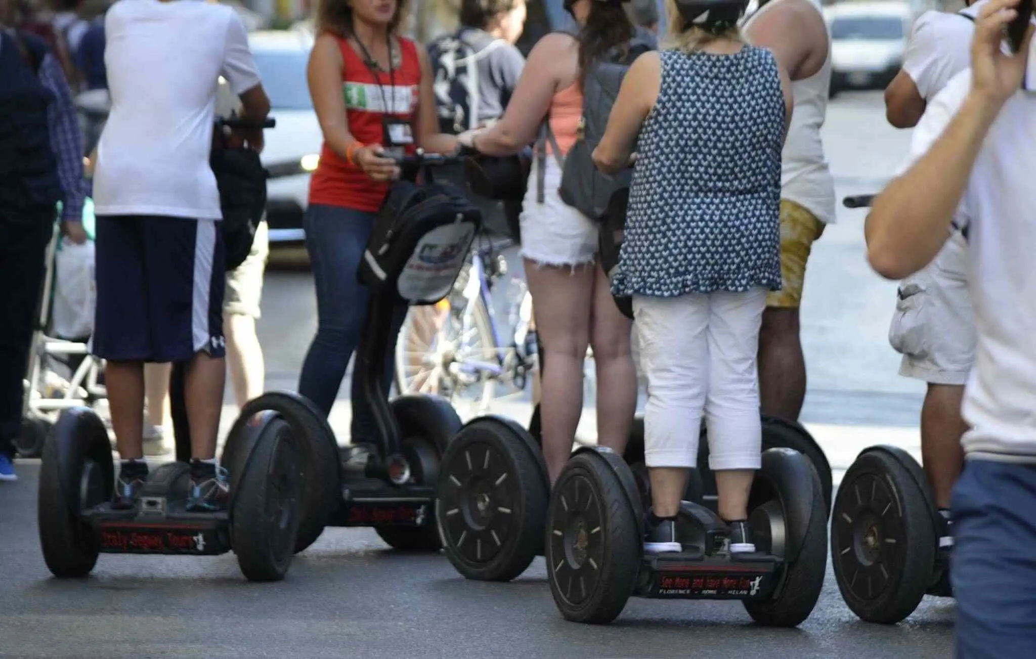 Pessoas em scooters Segway