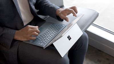 Viajante de negócios usando o Windows 10 em um laptop / tablet Surface Pro