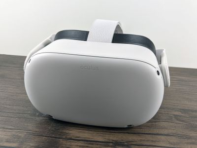 Um Oculus Quest sentado em uma mesa.