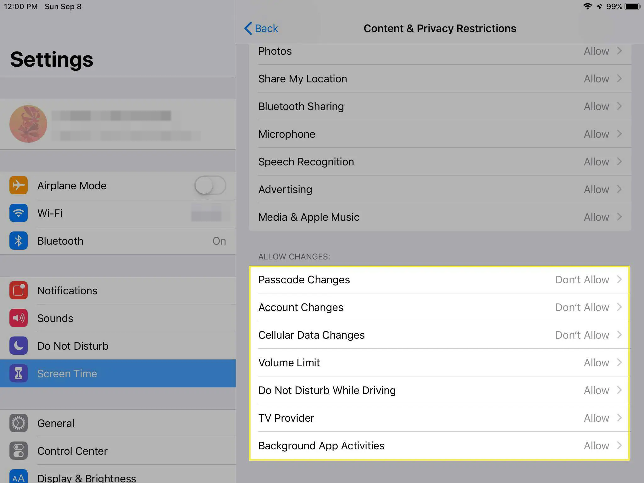 Uma captura de tela das restrições de conteúdo e privacidade em um iPad com a seção Permitir alterações destacada
