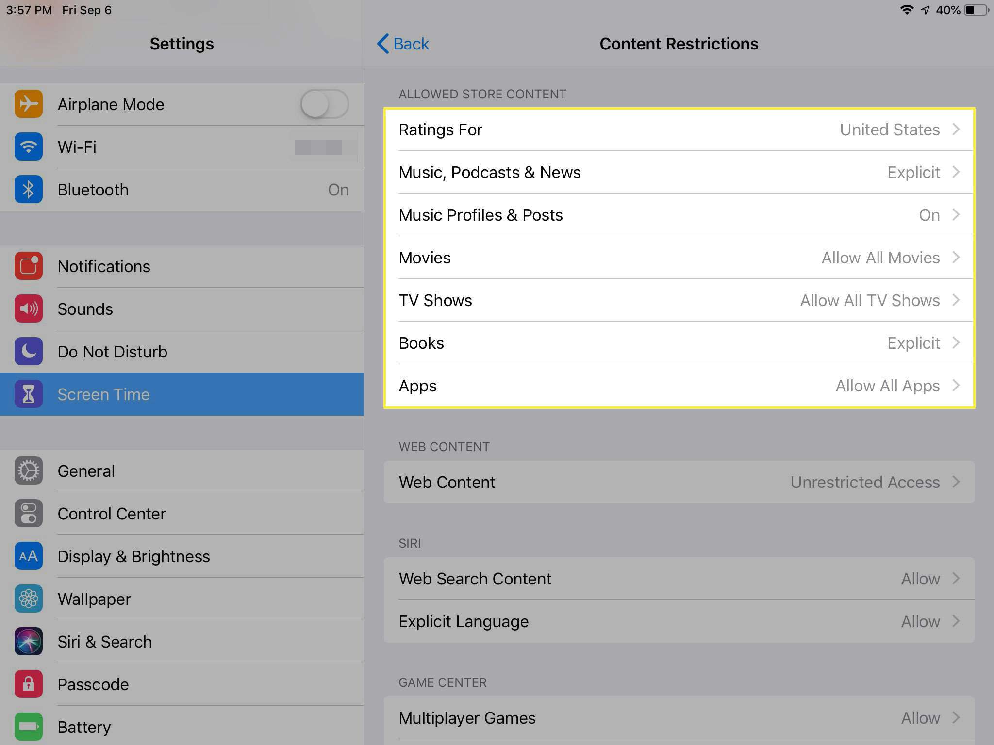 Uma captura de tela das configurações de Restrições de conteúdo em um iPad com a seção Conteúdo da loja permitida destacada