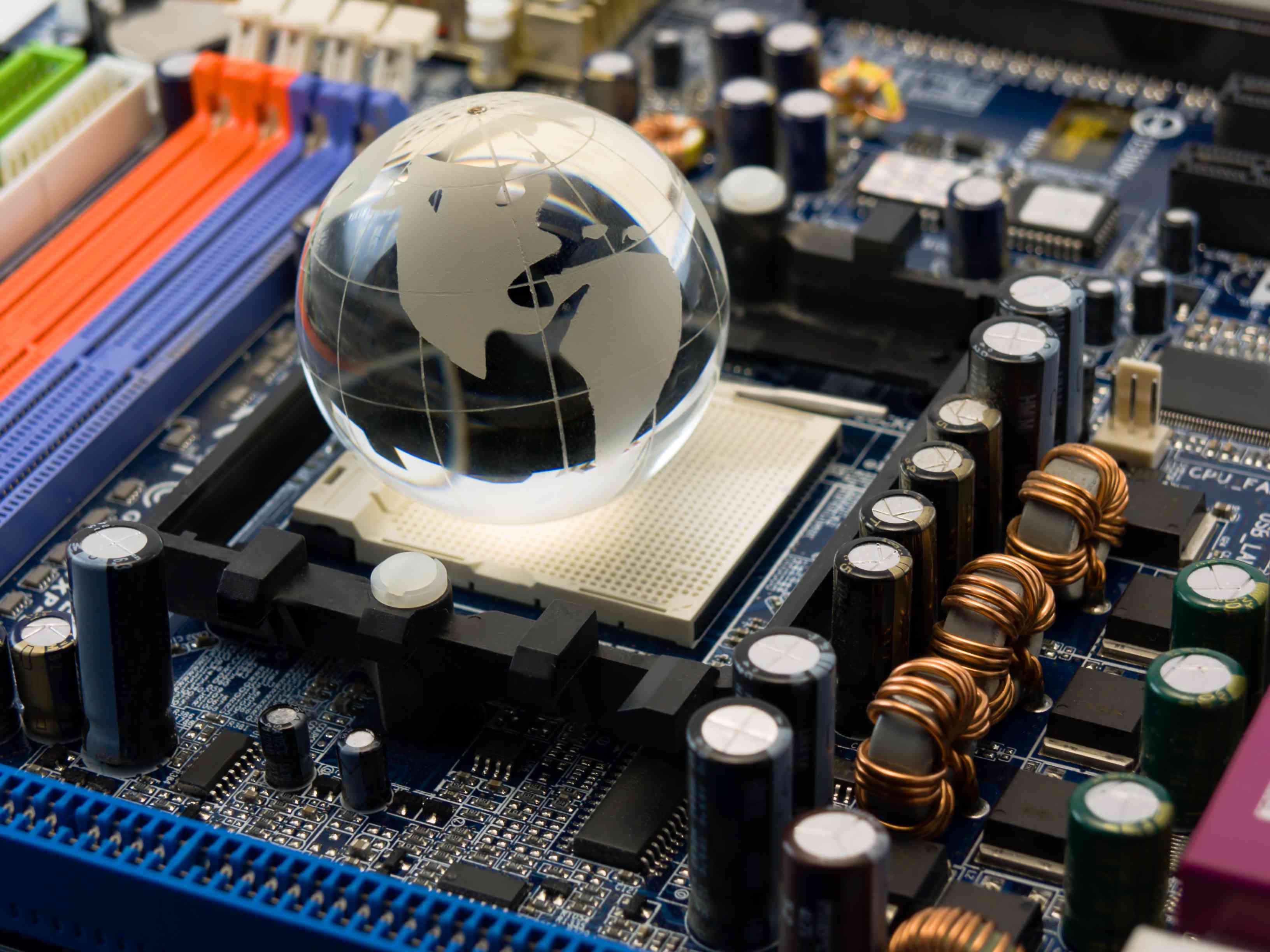 Uma placa de sistema de computador com um globo de vidro.