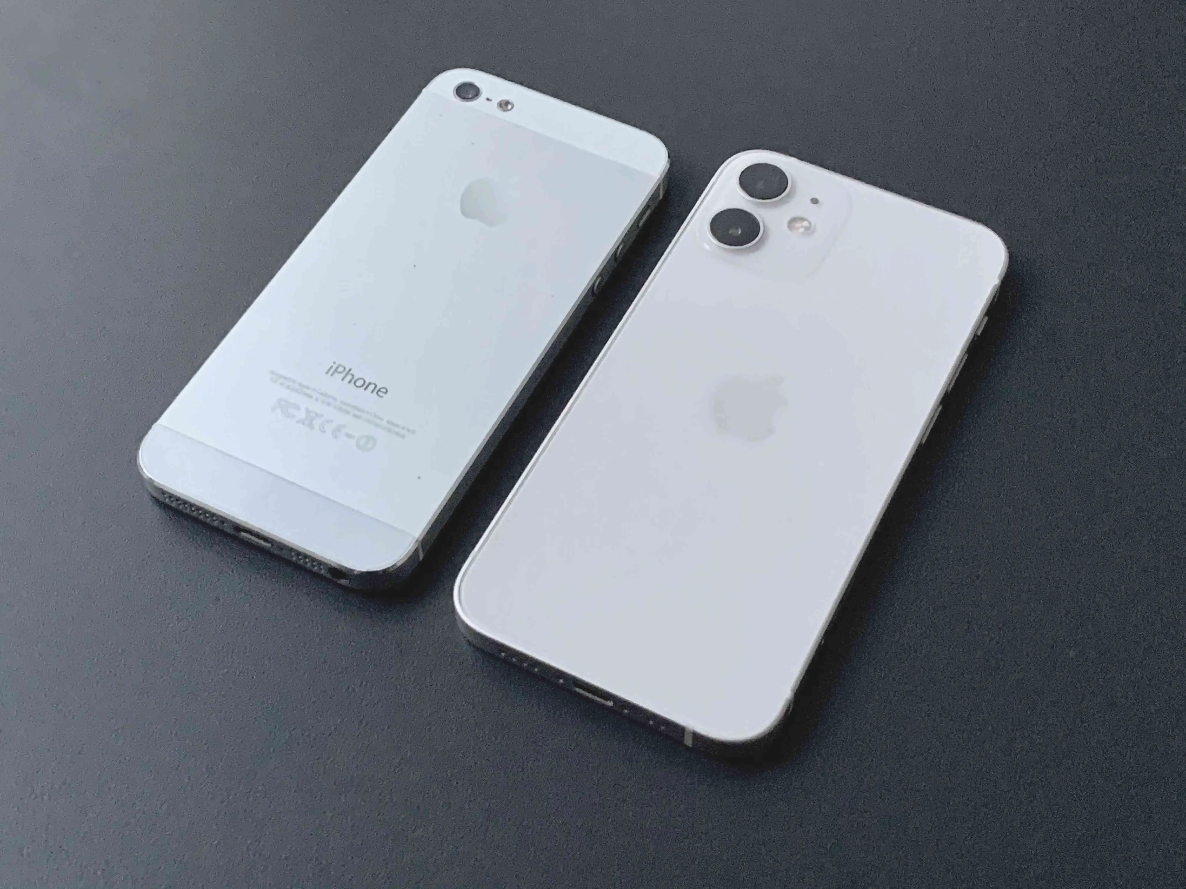 O iPhone 12 Mini ao lado do iPhone 5.