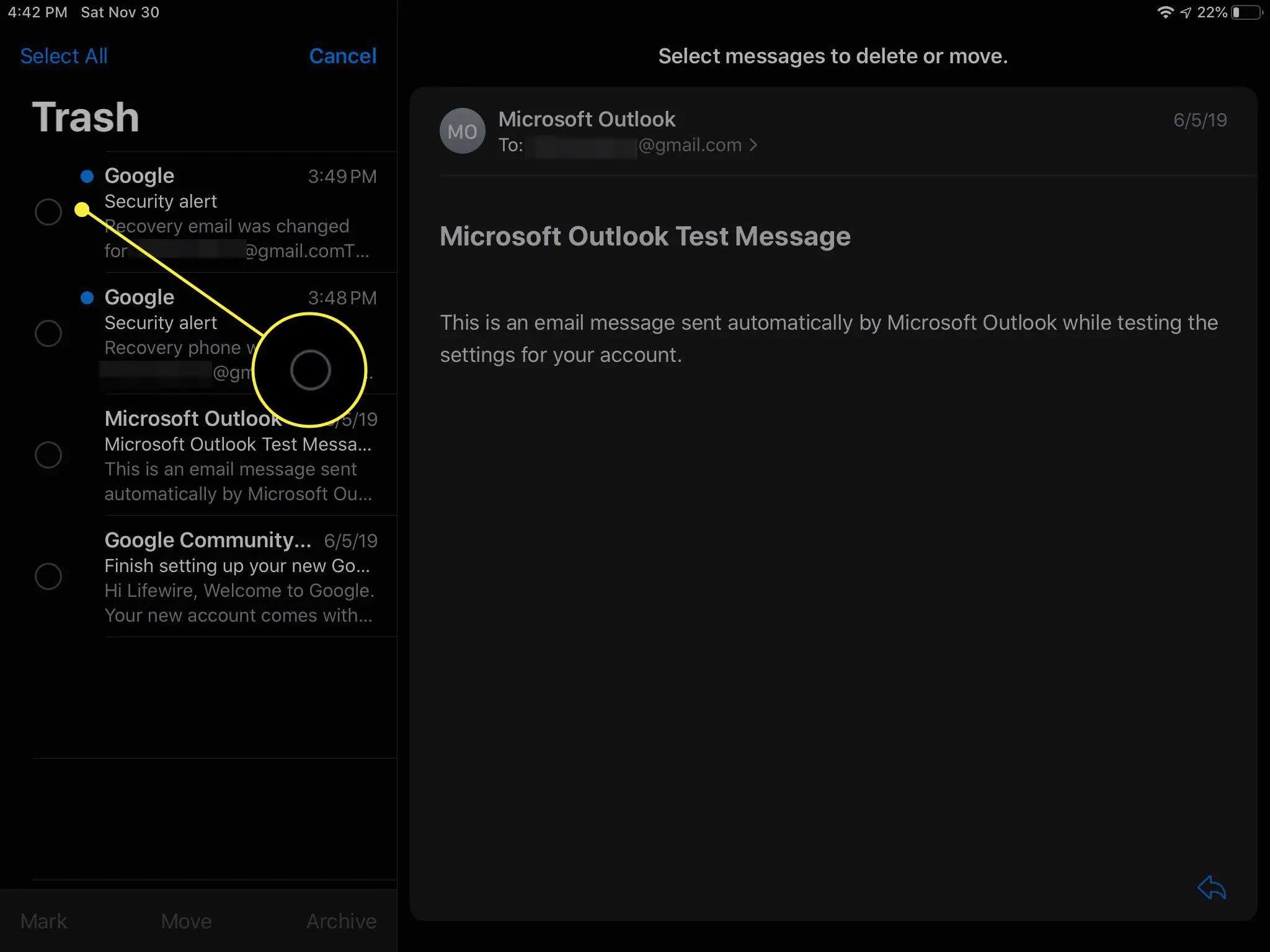 Selecionando um e-mail para excluir no Gmail no aplicativo iOS Mail.