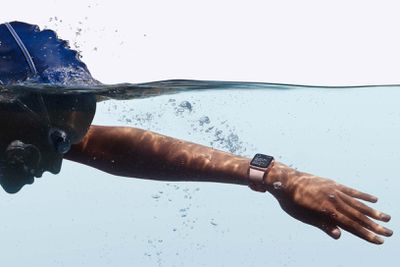 Mulher nadando com Apple Watch